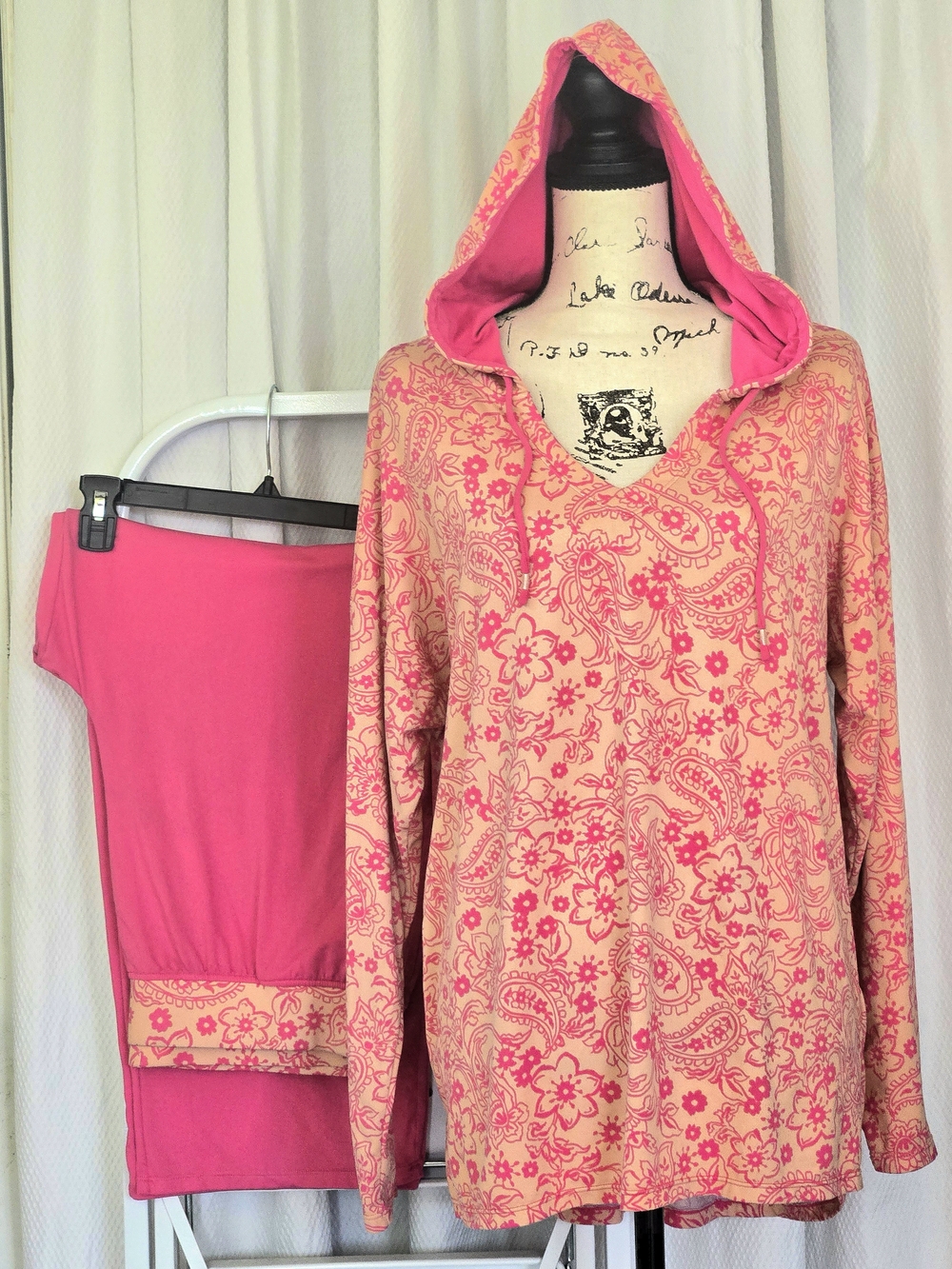 Comfort Code by Cuddl Duds 2 Pc Lounge Set Pink Paisley Hoodie & Cropped Pants